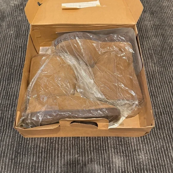 UGG unisex Chestnut Sheepskin Boots - Picture 10 of 10